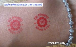 KHẮC DẤU ĐÓNG LÊN TAY TẠI HUẾ
